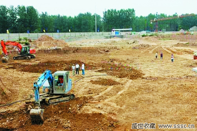 文物部门工作人员正在协调工程人员和工具