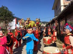 将这个影视星光小镇的特色烘染得淋漓尽致