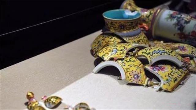 一位男子携带着甜白釉压手杯参加了节目的录制