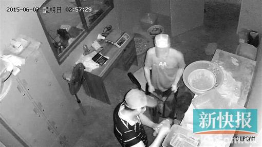 离职员工杨某伙同老乡盗取琥珀蜜蜡。 (视频监控截图)