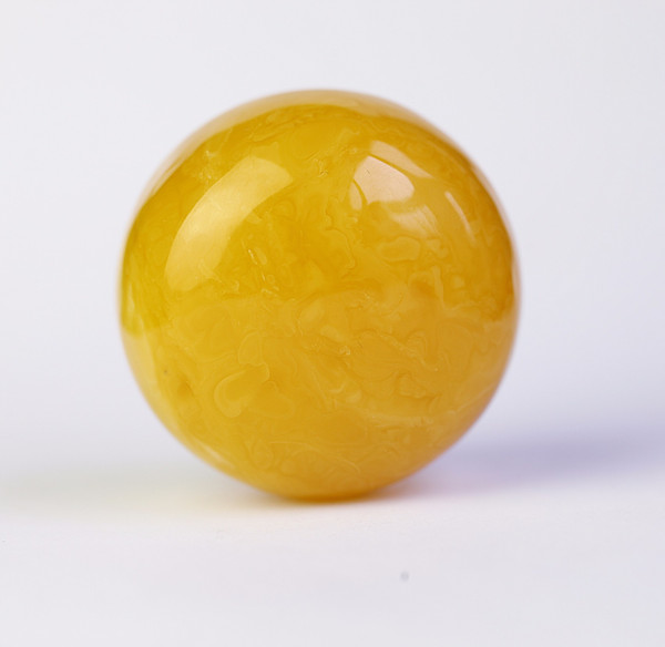 究竟琥珀、蜜蜡为何物?这个市场存在哪些猫腻?消费者在购买时应如何鉴别真伪呢? 众所周知