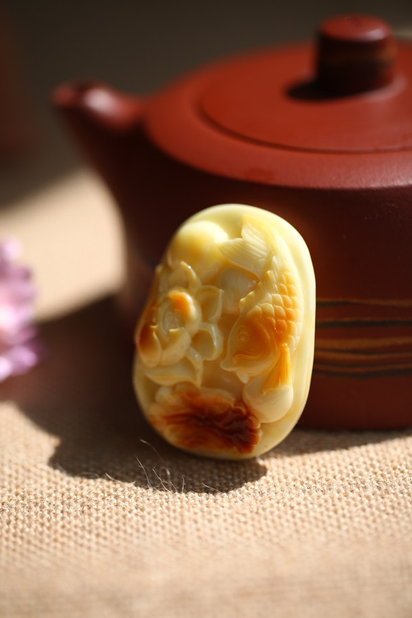 究竟琥珀、蜜蜡为何物?这个市场存在哪些猫腻?消费者在购买时应如何鉴别真伪呢? 众所周知