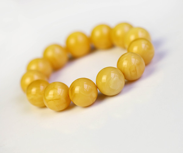 究竟琥珀、蜜蜡为何物?这个市场存在哪些猫腻?消费者在购买时应如何鉴别真伪呢? 众所周知