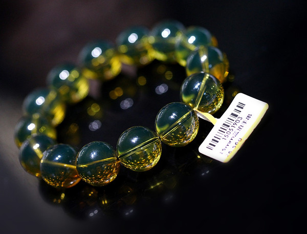 究竟琥珀、蜜蜡为何物?这个市场存在哪些猫腻?消费者在购买时应如何鉴别真伪呢? 众所周知