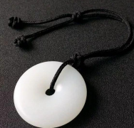 �Ͼ������ص���ʯ�ڲ��ᾧˮ������ͬ